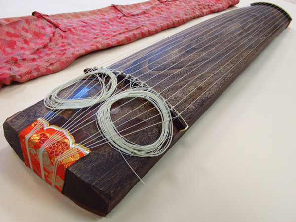 琴 13弦 玉縁 くり甲 刳甲 紅木巻 金蒔絵 在銘 浩延刀 綾杉彫 琴柱 爪 演奏会