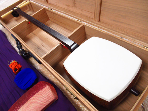 三味線 地唄 紅木 中棹 一枚溝 丸打胴 面取