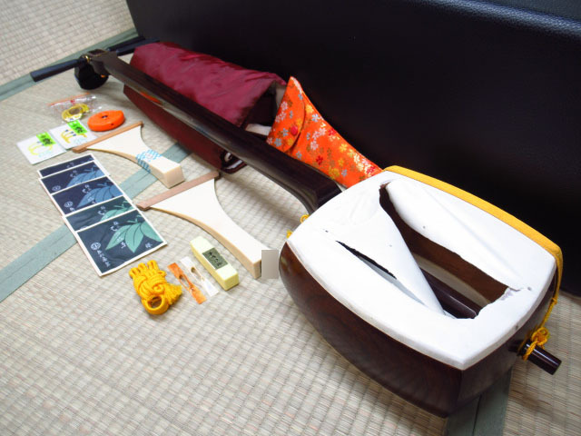 三味線 子持ち綾杉胴 一枚溝 金細 短棹 中棹 東サワリ 胴かけ 天神カバー 音緒 糸巻 撥付き 駒 ハードケース付き