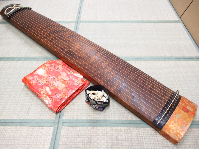 琴 13弦 綾杉彫り 玉縁包み柏葉 くり甲 琴柱 カバー付